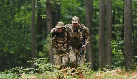 elite-soldier-displays-unwavering-camaraderie-and-2026-03-17-21-48-21-utc-_1_